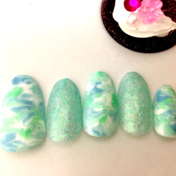 ブルーとグリーンのタイダイ柄＆ラメのサマーネイル♪ 1枚目の画像