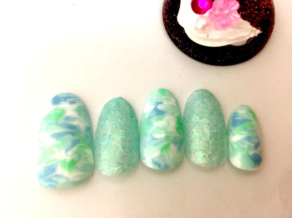 ブルーとグリーンのタイダイ柄＆ラメのサマーネイル♪ 1枚目の画像