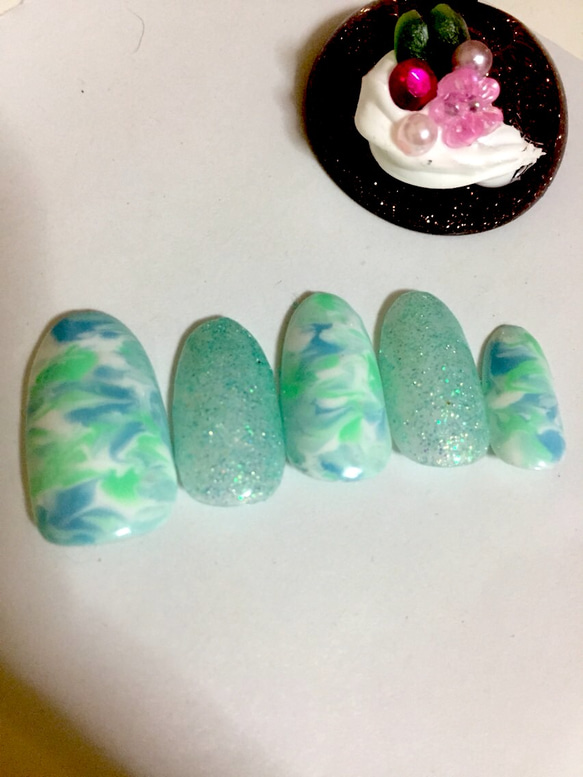 ブルーとグリーンのタイダイ柄＆ラメのサマーネイル♪ 2枚目の画像
