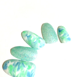 ブルーとグリーンのタイダイ柄＆ラメのサマーネイル♪ 3枚目の画像