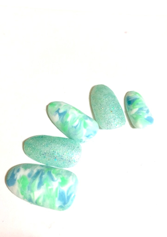 ブルーとグリーンのタイダイ柄＆ラメのサマーネイル♪ 3枚目の画像