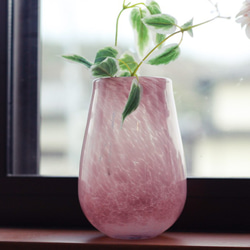 ピンクのガラス製の花瓶