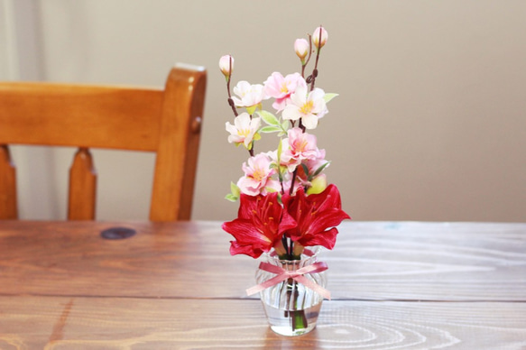 ３月誕生花：ひな祭りに!!水のいらない「桃の花とアマリリス」ガラス器アレンジ　「Creema限定」 1枚目の画像