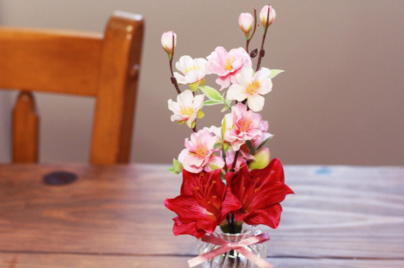 ３月誕生花：ひな祭りに!!水のいらない「桃の花とアマリリス」ガラス器アレンジ　「Creema限定」 2枚目の画像