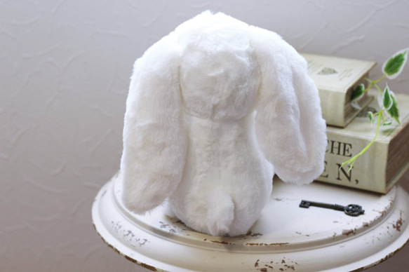 ★ブーケを抱えた真っ白なウサギさん　ぬいぐるみ 3枚目の画像