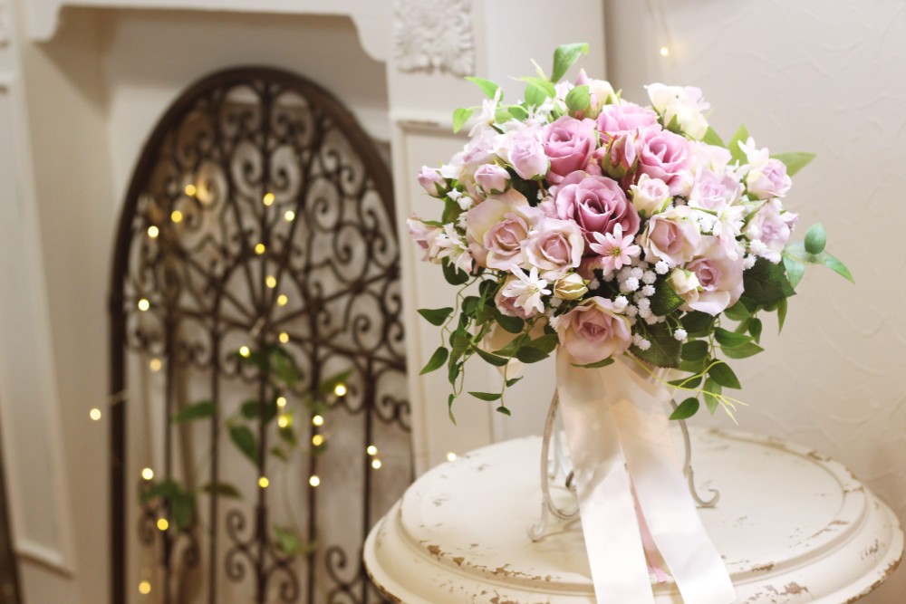 送料無料：ローズとグリーンのクラッチブーケ（シャビーシック）「Creema限定」