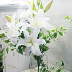 ユリの女王」カサブランカとグリーン 水替え不要!!ガラス花瓶付き