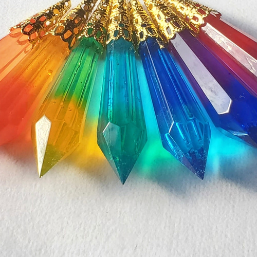 虹の結晶　ビビッド六方水晶系　シングルピアス 虹の結晶 ビビッド六方水晶系 シングルピアス