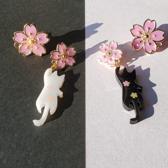 春待ち猫と桜のピアス～シロクロセット～(イヤリング変更可)【受注制作】 1枚目の画像