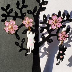 春待ち猫と桜のピアス～シロクロセット～(イヤリング変更可)【受注制作】 2枚目の画像