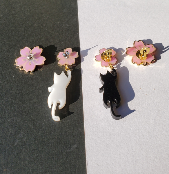 春待ち猫と桜のピアス～シロクロセット～(イヤリング変更可)【受注制作】 3枚目の画像