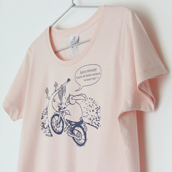 ウサギくんのTシャツ lady's シャーベットピンク×ネイビー 3枚目の画像