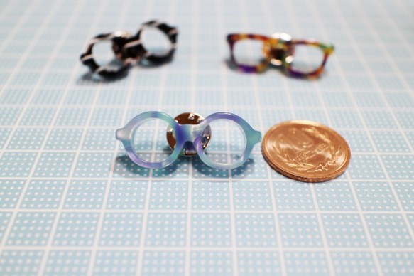 メガネピンズ（丸メガネ、Sサイズ、短針、スカイブルー） 5枚目の画像