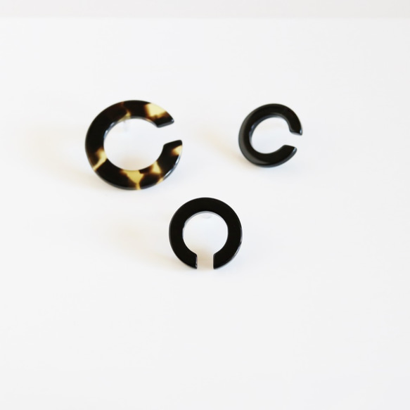 ランドルト環ピアスS（下、片耳、ポスト、黒） 2枚目の画像