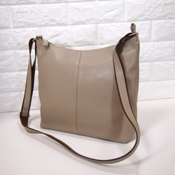 ★手工製作★日本製造★柔軟真皮★大號斜挎包★灰褐色★垂直款式設計★超輕★ 第6張的照片