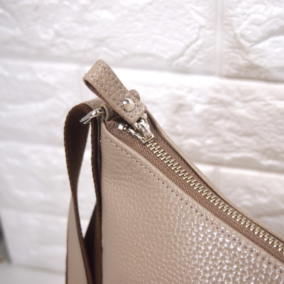 ★手工製作★日本製造★柔軟真皮★大號斜挎包★灰褐色★垂直款式設計★超輕★ 第7張的照片