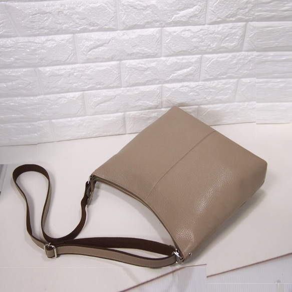 ★手工製作★日本製造★柔軟真皮★大號斜挎包★灰褐色★垂直款式設計★超輕★ 第9張的照片
