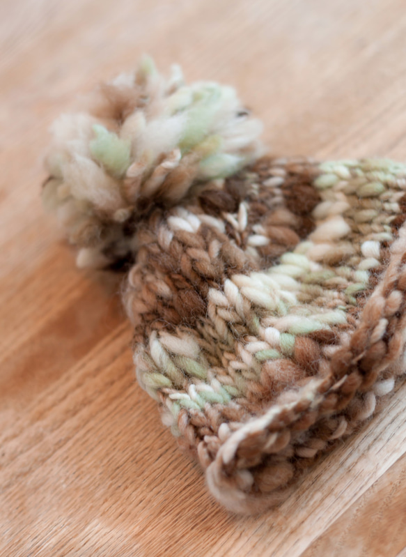 手紡ぎ毛糸使用　赤ちゃん　手編みニット帽　みどり 2枚目の画像