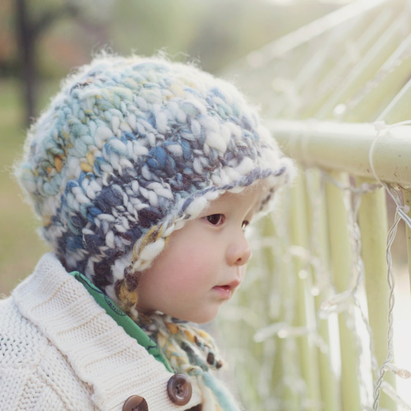 手染め・手紡ぎ毛糸の赤ちゃんニット帽／ボンネット★およそ６ヶ月〜１歳用★ 1枚目の画像