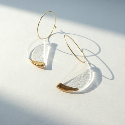 月のカケラガラスピアス(ゴールド) ピアス（フープ） Luz-Mari 通販