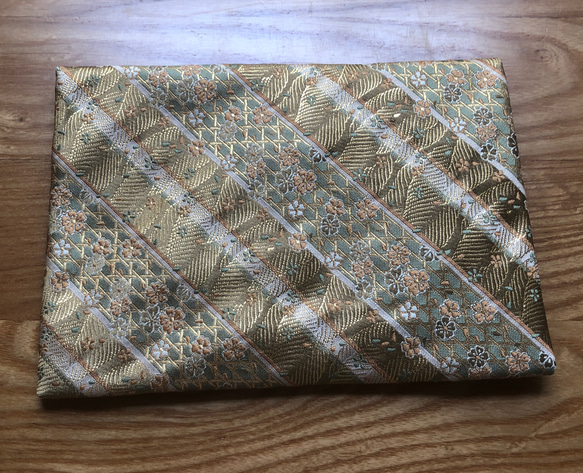 桐生織 金襴 桜 裏地 波　数寄屋袋 22センチ×15センチ 5枚目の画像
