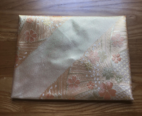 桐生織 金襴 金色　桜 裏地　ピンク　数寄屋袋 25センチ×18センチ 5枚目の画像
