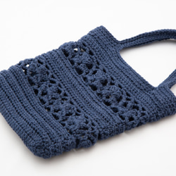 かぎ編みの透かしバッグ (ネイビー) 2枚目の画像