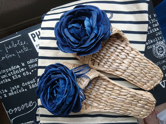 デニム素材ブルーのお花のスリッパ 1枚目の画像