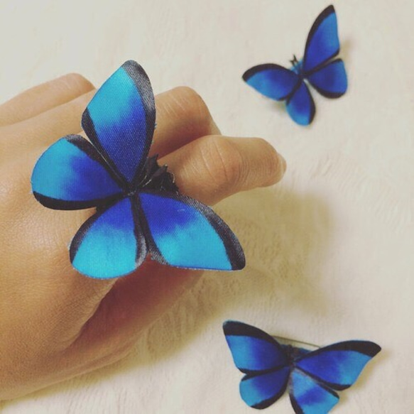 ブルーの蝶ブローチ&片耳イヤリング～ユリシス 1枚目の画像
