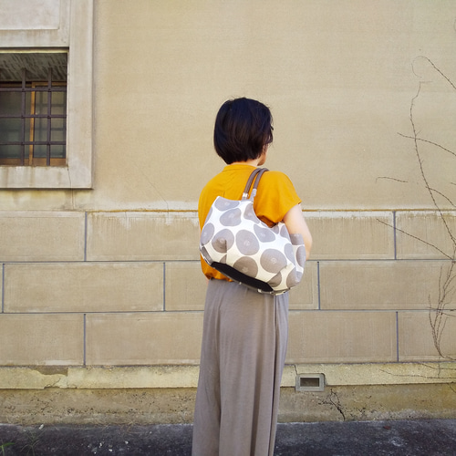グレージュのあんぱん柄 バルーンバッグ トートバッグ Anzu-m 通販