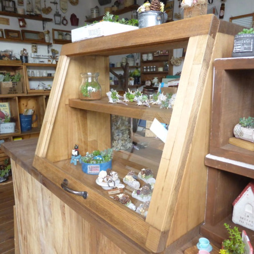 カフェ風斜めショーケース（アクリル・背面オープン仕様） 棚