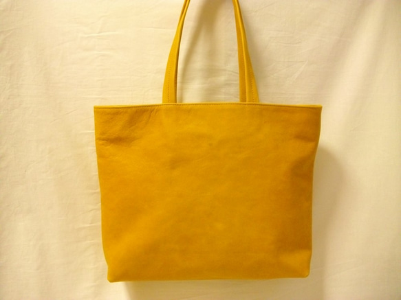 ＊黄系キャメル色の革のシンプルトートバッグ 2枚目の画像