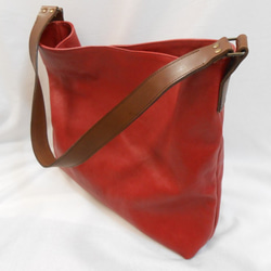 革のワンショルダーバッグ　チョッピリダークな赤色 3枚目の画像