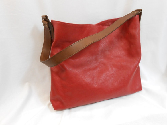 革のワンショルダーバッグ　チョッピリダークな赤色 5枚目の画像