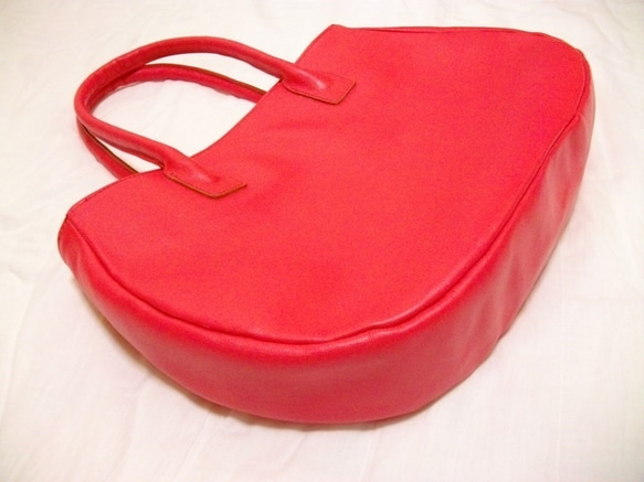 ポイントカラー！赤ピンク色の革のトートバッグ 3枚目の画像
