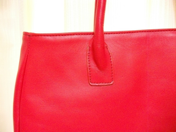 ポイントカラー！赤ピンク色の革のトートバッグ 4枚目の画像