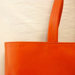 オレンジ色の革のシンプルトートバッグ 3枚目の画像