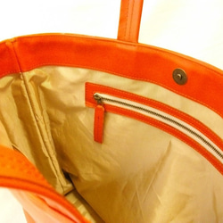 オレンジ色の革のシンプルトートバッグ 5枚目の画像
