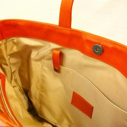 オレンジ色の革のシンプルトートバッグ 6枚目の画像