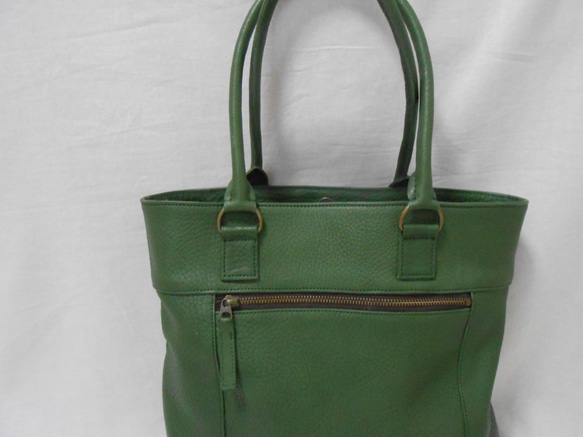大人のおしゃれなグリーン色の革の大きめトートバッグ 2枚目の画像