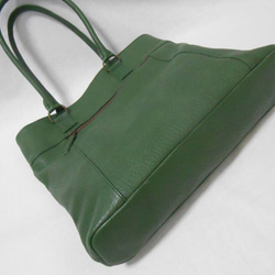 大人のおしゃれなグリーン色の革の大きめトートバッグ 3枚目の画像