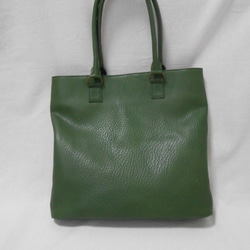 大人のおしゃれなグリーン色の革の大きめトートバッグ 4枚目の画像