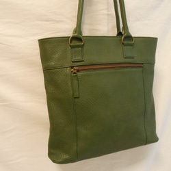 大人のおしゃれなグリーン色の革の大きめトートバッグ 7枚目の画像