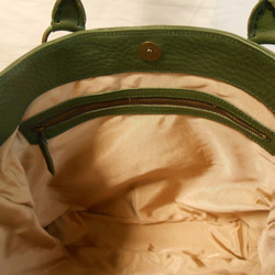 大人のおしゃれなグリーン色の革の大きめトートバッグ 9枚目の画像