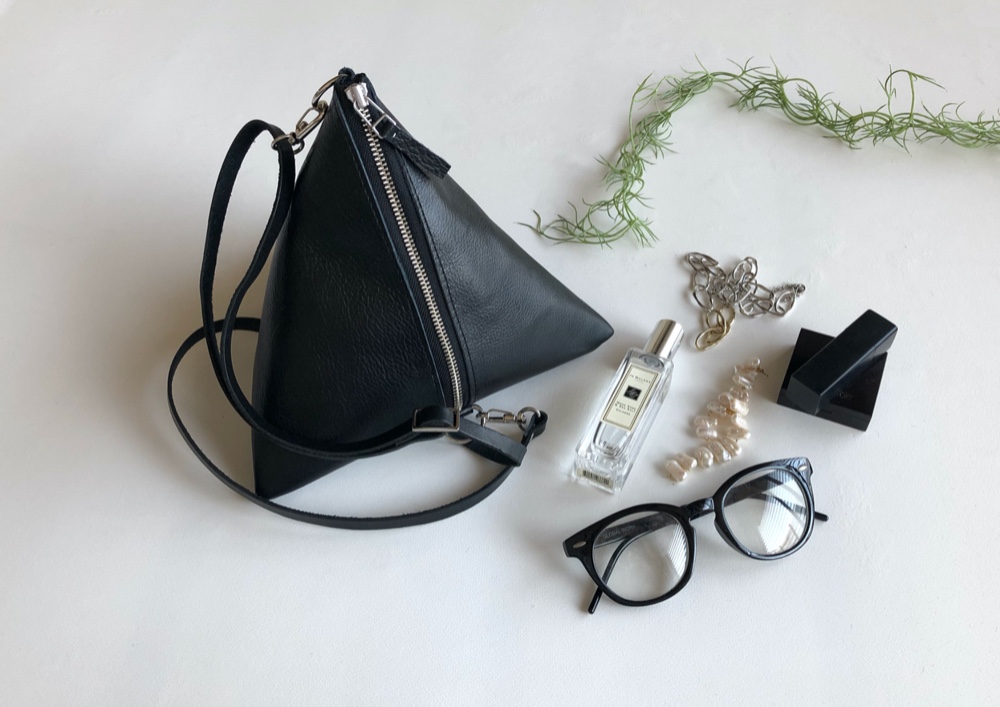本革トライアングル  BLACK