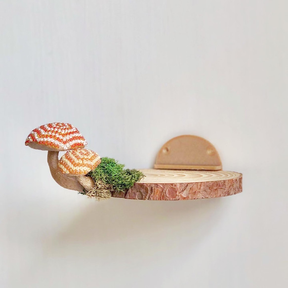 〜オレンジぐるぐる〜キノコ付き　木製 飾り棚 ミニ (左から） 3枚目の画像