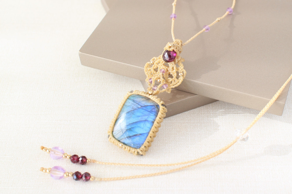 様々な色彩を纏う海と空　ラブラドライトのマクラメ ネックレス