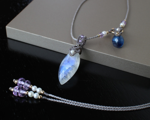 彗星 ブルームーンストーン & カイヤナイト マクラメ ネックレス