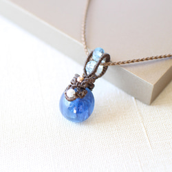 オリオン座の「リゲル」のように青く美しいカイヤナイトの マクラメ  ネックレス 2枚目の画像