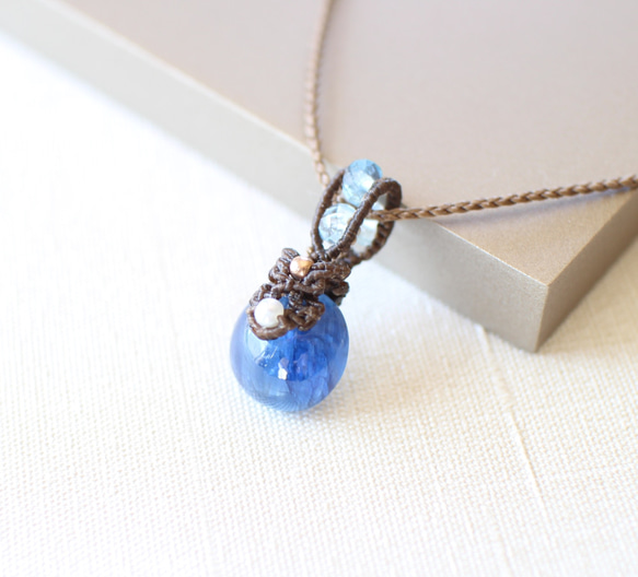 オリオン座の「リゲル」のように青く美しいカイヤナイトの マクラメ  ネックレス 2枚目の画像
